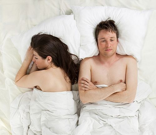 Pode ser por uma opção pessoal sua ou mesmo pela escolha dos outros, mas provavelmente você vá passar por um período sem sexo na sua vida.
Agora, sabia que a ausência da transa pode resultar em consequências físicas para o seu corpo? E que esses resultados quase sempre são negativos?
Antes de escolher o celibato para sua vida, confira o impacto da falta de sexo no seu corpo:
1. Aumenta a disfunção erétil
Quanto mais se transa, melhor fica. A abstinência parece aumentar a probabilidade de disfunção erétil nos homens. Apesar dos estudos sobre isso se concentrar em homens mais velhos, eles estão todos unidos na conclusão de que a 